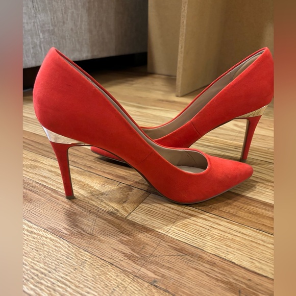 Red High Heels with gold finish on heel size 10 - Picture 2 of 4